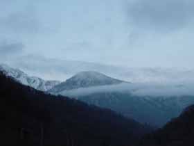 夕方、雲にかすむ山々