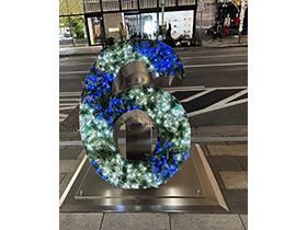 Ginza 6対側の歩道上のMonument・・・夜間は変化する電光表示