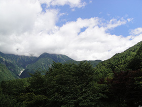 北アルプスの山々の山頂は前線の雲帯の中に