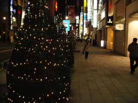 銀座の歩道クリスマス本番前のツリー